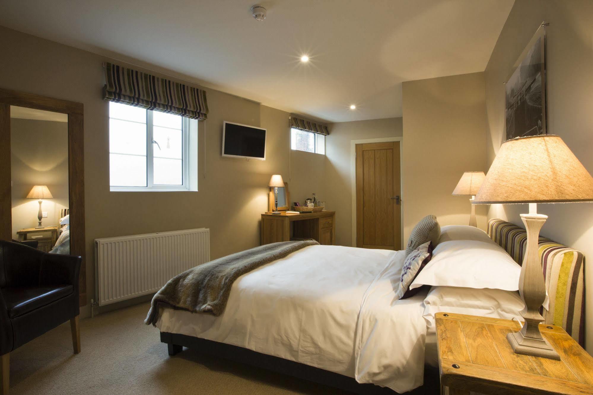The Peppermill Town House Hotel & Restaurant Devizes Buitenkant foto